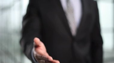 Müşteriye selamlama jesti yapmak, yeni çalışanı iş yerinde karşılamak, başarıyla tebrik etmek..