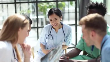 Bir grup doktor hastanede röntgenleri kontrol ediyor..