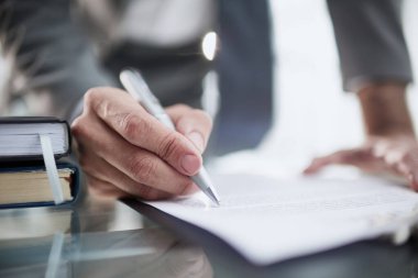 CEO yöneticisi iş yerindeki not defterine notlar yazıyor.