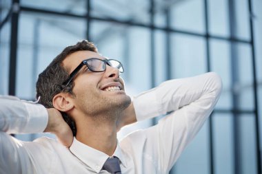 Gözlüklü adam sakin ol. Ofiste rahatına bak. Kestir ya da hayal kur..