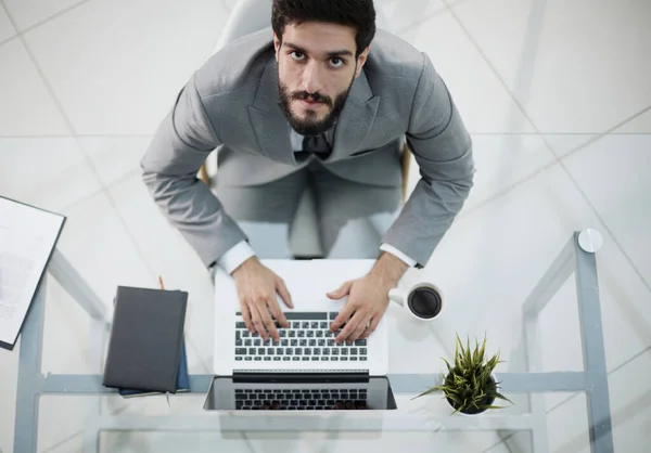 Mężczyzna Pracuje Nowoczesnym Biurze Laptopem — Zdjęcie stockowe