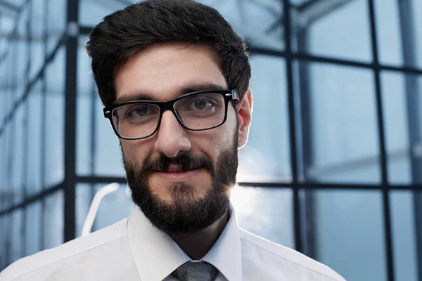 Retrato Tiro Cabeça Fechar Sorrindo Empresário Confiante Vestindo Óculos Terno — Fotografia de Stock