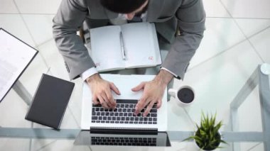 İş adamı anlaşma yapıldıktan sonra belge imzalıyor