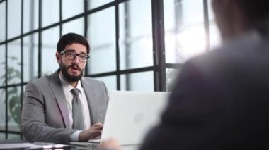 Modern ofiste birlikte çalışmak, kameraya bakarak poz vermek.