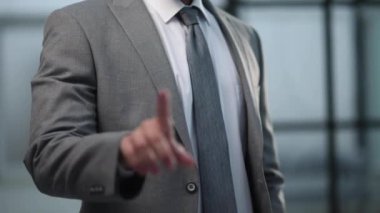 Genç işadamı ofiste seni işaret ediyor.