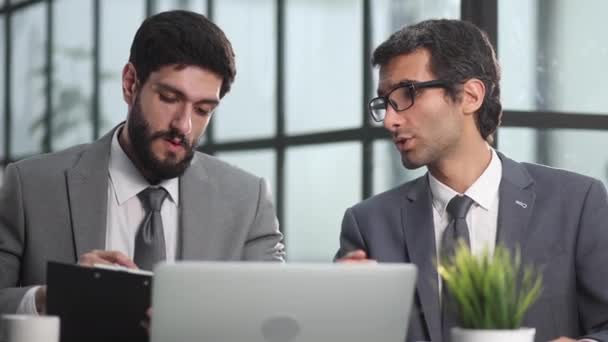 Hombres Sentados Una Mesa Espacio Coworking — Vídeos de Stock