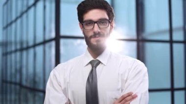 Gözlük ve takım elbise takan kendine güvenen bir işadamının portresi.