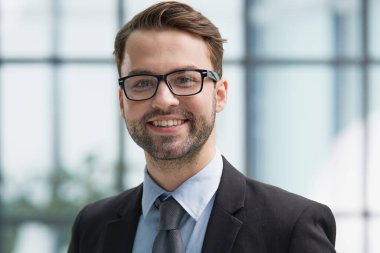 Adam ofiste kendine güveniyor..