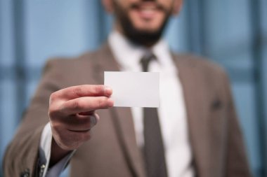 Ofis geçmişinde boş kartviziti olan bir iş adamı