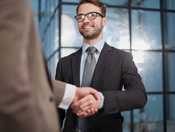Employees Greeting Each Other Handshake Office Corridor — Fotografia de Stock