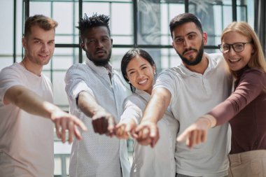 Güçlü ve yaratıcı takım. Bir grup iş adamı kameraya gülümsüyor.