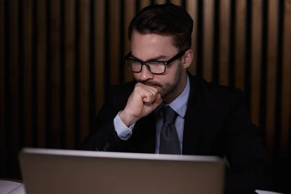 Homem Está Pensando Por Trás Laptop — Fotografia de Stock