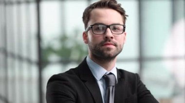 Gözlüklü, ciddi bir delikanlının yüzüne yakın çekim.