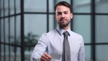 Kendine güvenen, zeki, modern yatırımcı bankacı yönetici yönetici serbest çalışanın portresi.