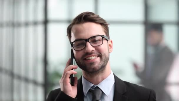 Ofis Binasında Telefonla Konuşan Bir Adamın Yakın Çekimi — Stok video