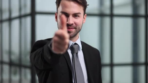 Бізнесмен Або Адвокат Дає Великі Пальці Сучасній Офісній Будівлі Щасливий — стокове відео