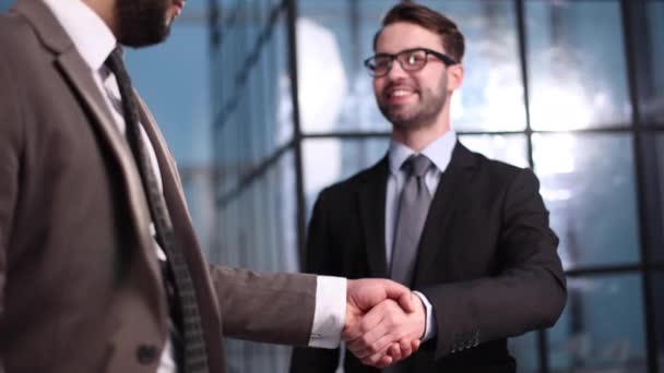 Два Бизнесмена Пожимают Друг Другу Руки Заключают Сделку Офисном Коридоре — стоковое видео