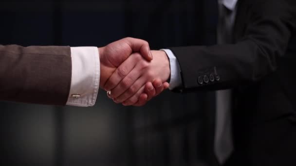 两个商人握手 在一个办公室走廊里做交易 — 图库视频影像