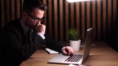 Portreci, işadamı, şirket kurucusu, ofis çalışanı ofiste oturuyor.