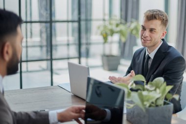 Sorunu tartışıyoruz. İki kendine güvenen iş adamı bilgisayarda bir şey tartışıyor.