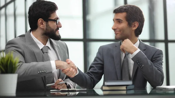 Dois Homens Negócios Apertando Mãos Reunião Fazendo Gesto Cooperação Bem — Fotografia de Stock