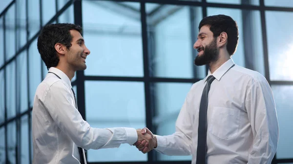 Parceiros Negócios Handshake Após Discussão Contrato — Fotografia de Stock