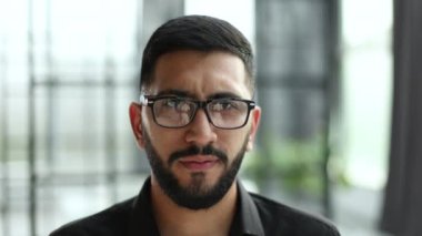 Ofiste otururken internette çalışan yakışıklı bir iş adamı. İş yerindeki başarılı gülümseyen programcının portresi