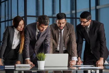 Beyin fırtınası ve şirket geliştirme, yönetim kurulu veya analitik departmanlar