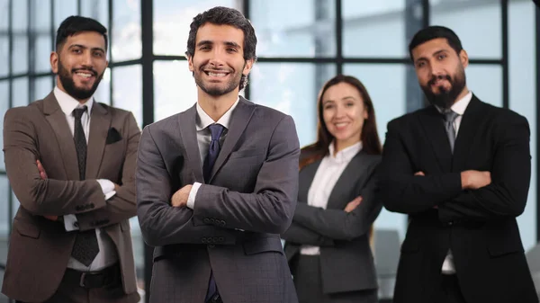 Attractive Male Leader Standing Arms Crossed Front Male Executive Team — Stock Photo, Image
