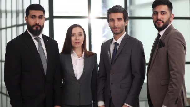 Erfolgreiche Mitarbeiter Formaler Kleidung Posieren Gemeinsam Modernen Büro Teamarbeit Zusammenarbeit — Stockvideo