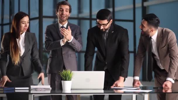 Rekan Rekan Membungkuk Atas Meja Dan Mendiskusikan — Stok Video