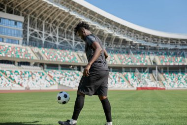 Stadyumda profesyonel futbolcu iş başında..