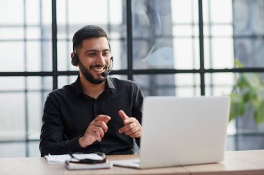 kulaklığı bir bilgisayar başında söz olumlu iş adamı