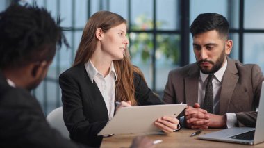 işadamı başlangıç için iş ekibi fikirleri ile tartışıyor