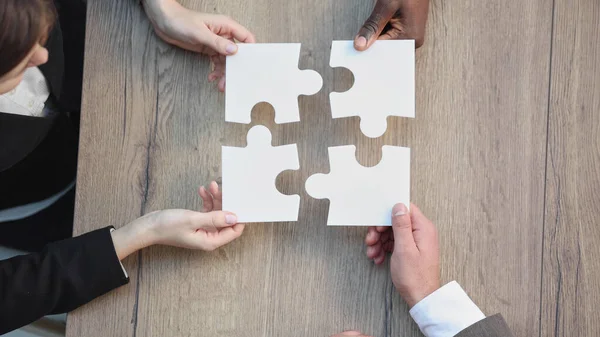 Diverse Team Mensen Verzamelen Puzzel Multiraciale Groep Van Zwart Wit — Stockfoto