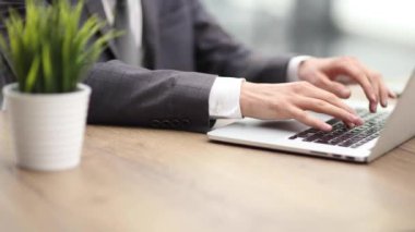 Evde office el klavye üzerinde çalışan adam yakın çekim