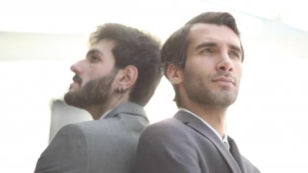 Dos Hombres Negocios Posando Espalda Con Espalda Oficina — Vídeos de Stock