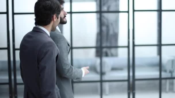 Zárj Két Üzlettárs Beszélget Egy Irodai Folyosón — Stock videók