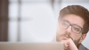 Bilgisayar ekranına odaklanmış genç iş adamı