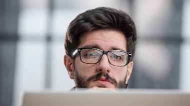Bilgisayar ekranına odaklanmış genç iş adamı
