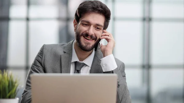 Sorrindo Homem Fazer Telefonema Usando Laptop Escritório — Fotografia de Stock