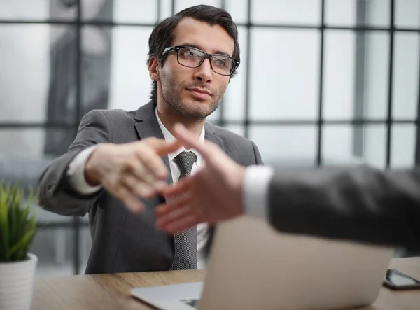 Dois Empresários Confiantes Positivos Apertando Mãos Sobre Mesa Reunião Após — Fotografia de Stock