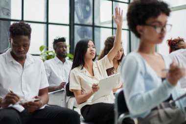 Modern ofis veya konferans odasındaki yönetim kurulu toplantısında çalışan farklı kişiler.