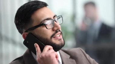 Başarılı bir genç adamın, iş görüşmesi yaparken çekilmiş bir yan portresi.