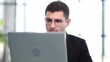 Girişim yönetimi, strateji ve ajans için ofisteki dizüstü bilgisayarda düşünen iş adamı.