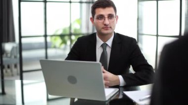 Takımımızda tanıştığımıza memnun oldum. Dost canlısı lider patron yeni personelin elini sıkıyor.