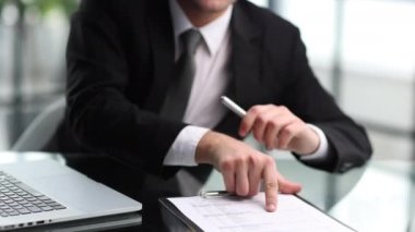 Avukat, yasayı ve davanın sonucunu, hukuktaki çeşitli sözleşme maddelerini ve müvekkilin davayı kazanmasına yardımcı olan yasal boşlukları ayrıntılı olarak açıklıyor..