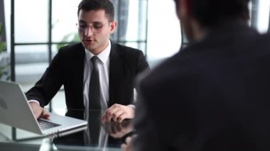 İK yöneticisinin yeni eleman alması ve iş ortaklarının toplantıda el sıkışması tatmin edici.