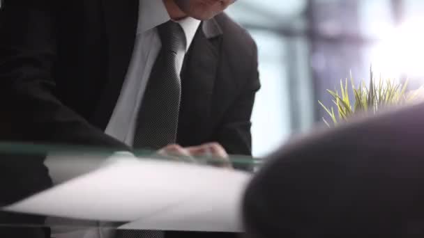 Бизнесмен Листает Документы Подписывает Договор Деловую Сделку Работе Офисе — стоковое видео