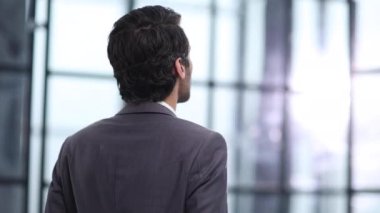 Ofisteki Pencerenin yanında duran İşadamı Portresi